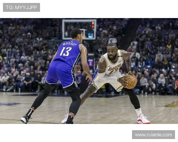 詹姆斯复出助湖人赢球 关键时刻暴扣致胜 赛季首度三连胜